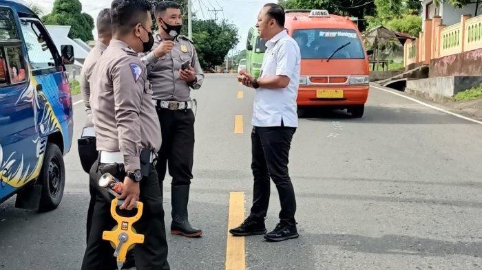 MALUKU: Petugas Jasa Raharja Yulians Allen saat berkoordinasi dengan pihak Unit Laka Satlantas Polres Polresta Pulau Ambon dan Pulau-pulau Lease untuk mendapatkan fakta lapangan terkait kecelakaan maut tersebut, Kamis (23/6/2022).