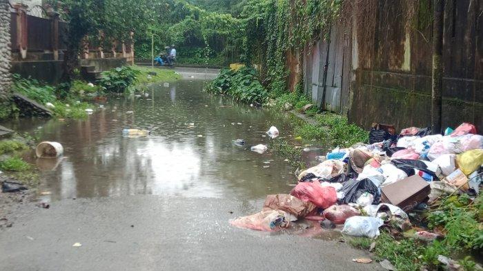 AMBON: Ruas jalan dikarang Panjang tepatnya belakang Stadion Mandala Kota Ambon tergenang air yang cukup parah, Kamis (23/9/2021)