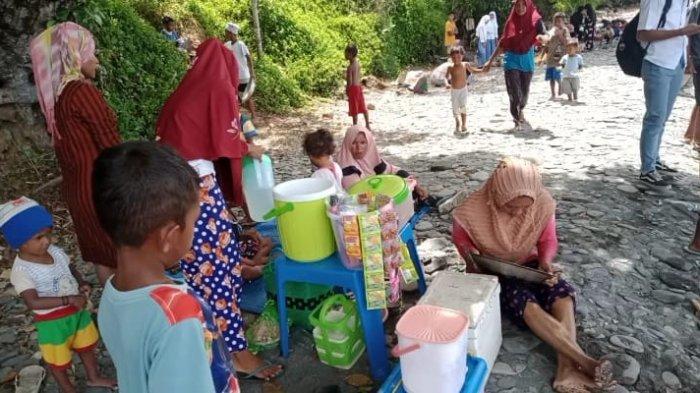 MALUKU: Lapak dadakan di pesisir pantai Tamilouw, Amahai, Maluku Tengah, rabu (24/3/2021).