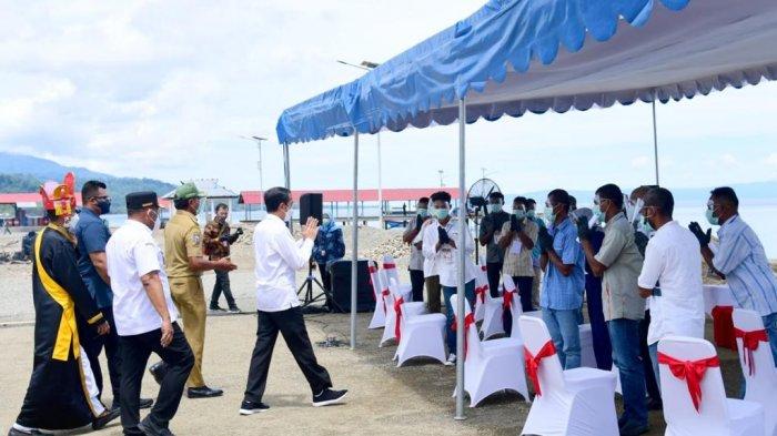 MALUKU: Presiden RI Joko Widodo berkunjung ke Desa Hitu, Maluku Tengah, Kamis (25/3/2021).