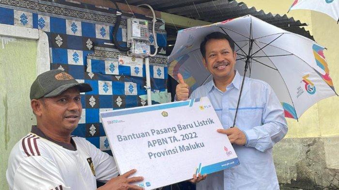 LISTRIK PLN: Mewakili para penerima bantuan, warga Desa Asilulu menyampaikan apresiasi dan terima kasih atas pemasangan listrik bagi warga di desa tersebut.