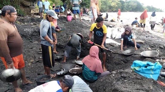 MALUKU: Aktivitas mendulang di Desa Tamilouw, Kecamatan Amahai, Kabupaten Maluku Tengah, Jumat (26/3/2021).