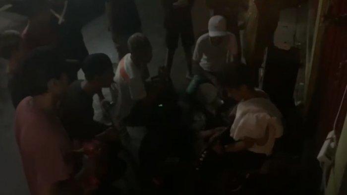 AMBON: Kelompok musik St.Lorcas antara lain; Jihaldy (gitar), Hasan (tamtam), Hasby (pianika), Angga (rincis) dan Tiar Payapo (vokalis),