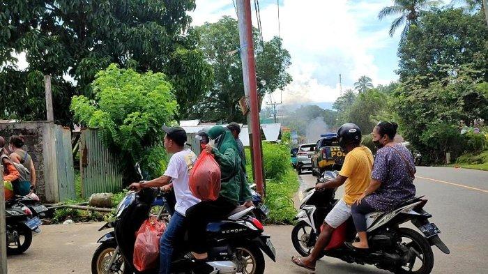 MLUKU: Macet di sepanjang Jalan Raya Tulehu, Kecamatan Salahutu, Kabupaten Maluku Tengah akibatkan warga memilih transportasi alternatif untuk mencapai lokasi tujuan, yakni dengan menumpangi Ojek, Rabu (27/4/2022).