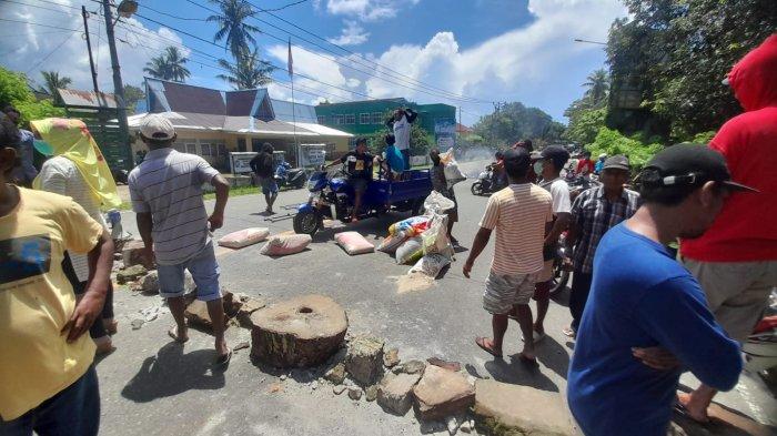 MALUKU: Warga meletakan semen dan pasir tuk cor jalan utama Tulehu, Rabu ?(27/4/2022)