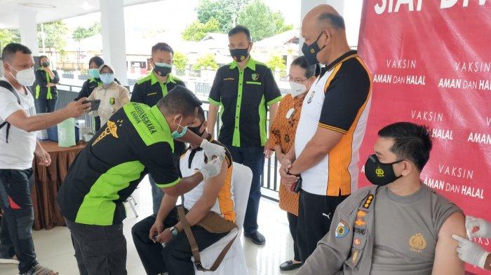 MALUKU: Ratusan personil Polda Maluku mengikuti vaksinasi Covid-19 yang digelar di lapangan Letkol Pol CHR Tahapary, Tantui, Kota Ambon, Minggu (28/3/2021) pagi.