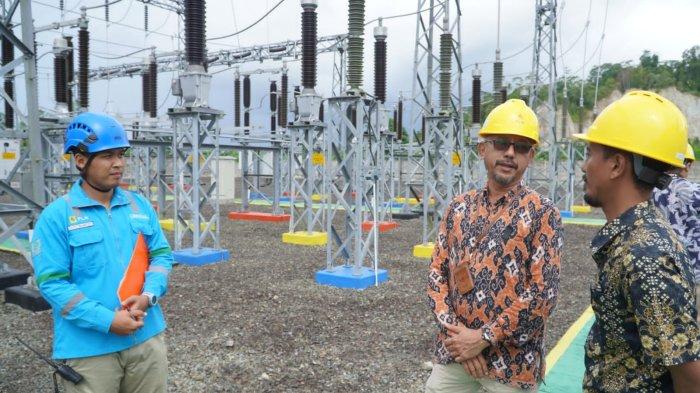 AMBON: Petugas lapangan rutin melakukan Pemeliharaan Level 1 dan 2 di Gardu Induk (GI) Hative Besar yang terletak di kawasan Wayame, Teluk Ambon, Kota Ambon.