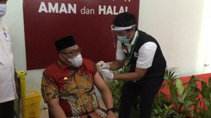 VAKSINASI - Gubernur Maluku, Murad Ismail saat menerima vaksinasi dosis kedua di RSUP dr. J leimena, Jumat (29/1/2021).