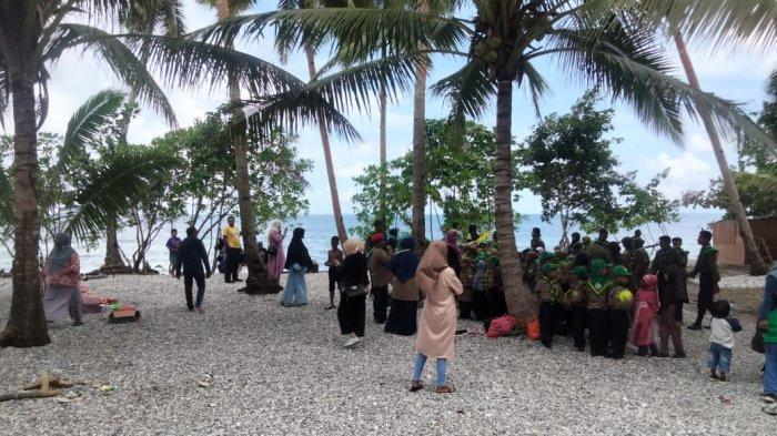 MALUKU: Wisata Pantai Henaiya terletak di Desa Sepa, Kecamatan Amahai, Maluku Tengah, Minggu (3/10/2021).