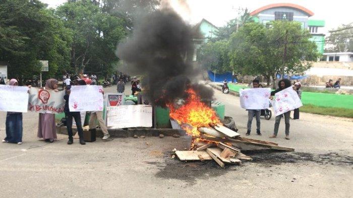 AMBON: Aksi bungkam mahasiswa IAIN Ambon buntut penurunan karya seni bertuliskan payudara, Jumat (4/3/2022) sore.