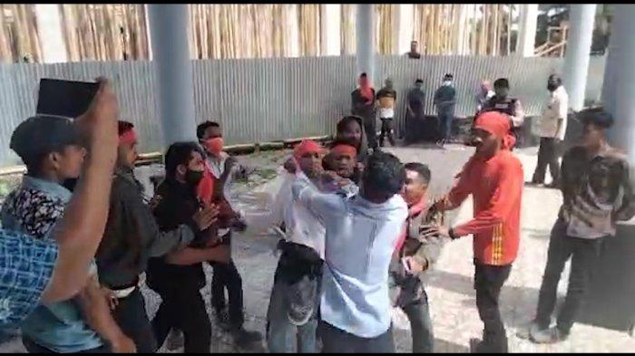 MASOHI: massa terlihat saling dorong dan hampir terjadi baku hantam di kantor DPRD Malteng, Selasa (4/5/2021).