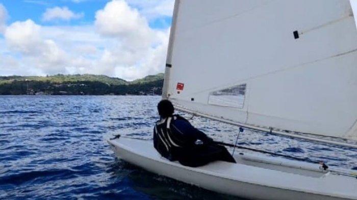 Atlet Cabang Olahraga Perahu Layar, Geiska Silahoy saat berlatih di Teluk Ambon.