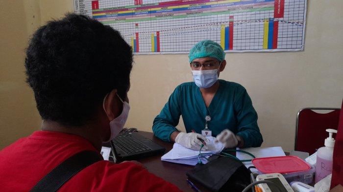 Menjelang turnamen Pekan Olahraga Nasional (PON) ke 20 di Papua, para atlet, pelatih dan tenaga pendukung divaksin dosis pertama di kantor Komite Olahraga Nasional Indonesia (KONI) Maluku, Jalan Ina Tuni, Karang Panjang, Ambon, Kamis (1/4/2021).
