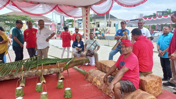 Atraksi Pengolahan Sagu tradisional ikut dihadirkan dalam Festival Pangan Lokal Maluku 2022 di Lapangan Merdeka Ambon, Sabtu (20/8/2022).