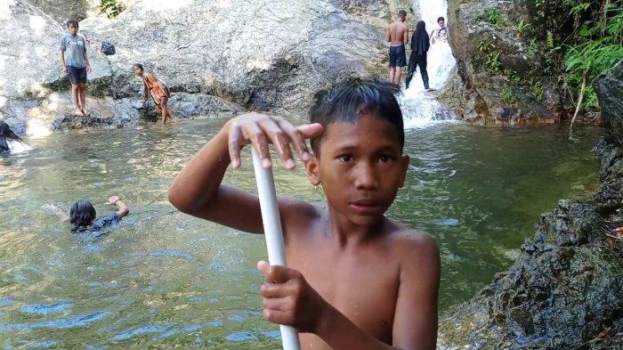 Babang (10) mengaku sangat senang bermain di wisata pemandian yang terletak di Kawasan Air Besar, Stain, Kecamatan Sirimau, Kota Ambon.