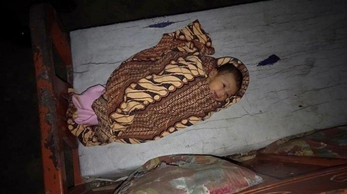Bayi perempuan yang ditelantarkan di teras rumah warga