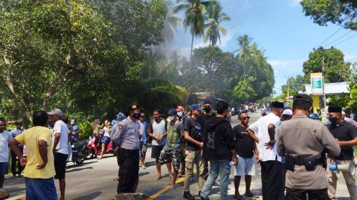 Ratusan masyarakat Adat Negeri Tulehu, Kecamatan Salahutu, Kabupaten Maluku Tengah, memblokade jalan utama di kawasan Kantor Camat Salahutu, Rabu (27/4/2022).
