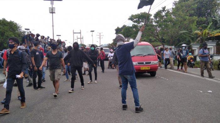 Mulai dari duduki badan jalan, bakar ban di tengah jalan, long march bawa keranda, hingga orasi di tengah jalan, menyebabkan sejumlah ruas jalan di Kota Ambon macet. Foto : insany