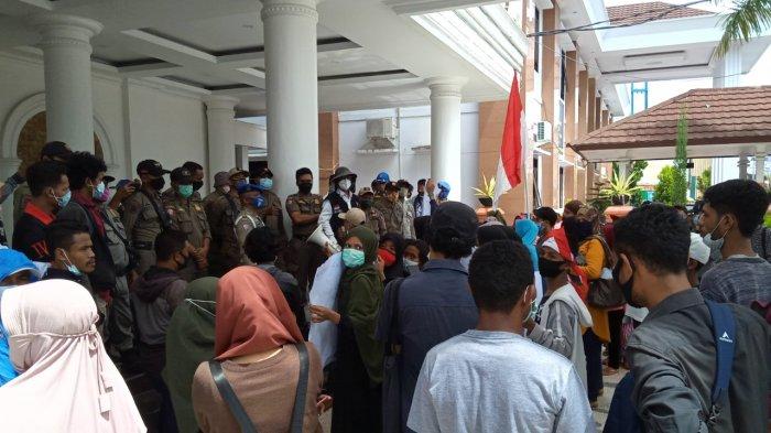 Puluhan warga korban kebakaran di kawasan Ongkoliong, Desa Batu Merah tengah berdemo di Balai Kota Ambon, Senin (29/3/2021)