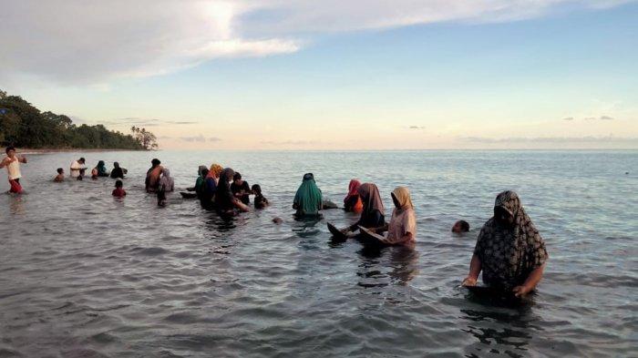 Warga desa Tamillow, Kecamatan Amahai, Kabupaten Maluku Tengah mendulang emas , Senin (22/3/2021)