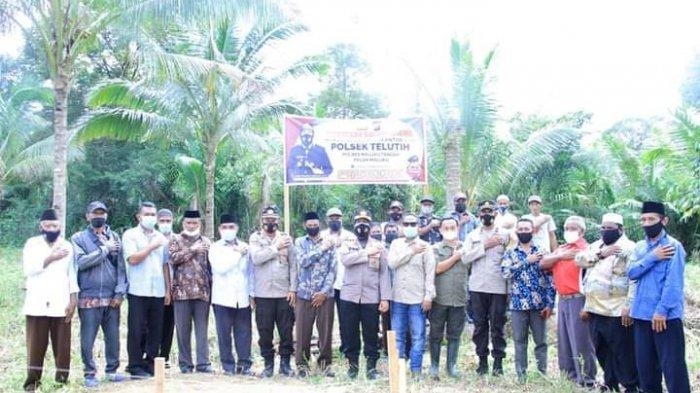 Foto bersama Kapolres dan seluruh unsur Forkopimcam saat peletakan batu pertama pembangunam gedung baru Polsek Telutih di Negeri Laimu, Maluku Tengah, Minggu (1/8/2021).