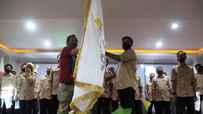 Penyerahan bendera oleh pengurus pusat FPTI kepada Ketua FPTI Pengprov Maluku, Rovik Akbar Afifudin, Sabtu (6/2/2021).