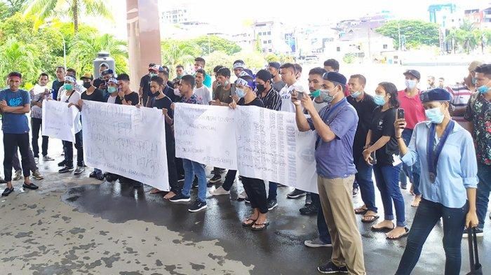 Aksi unjuk rasa GMKI cabang Ambon di Kantor Gubernur Maluku, Rabu (21/4/2021).