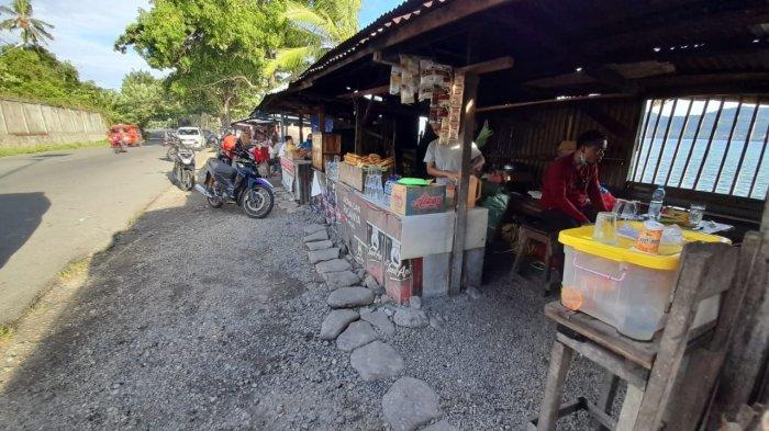Jejeran lapak pedagang gorengan di Pasar Minggu