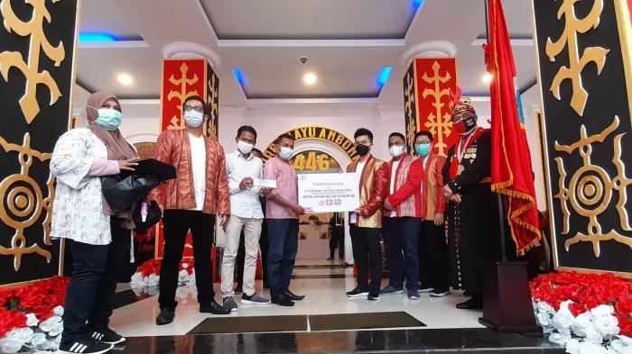 Penyerahan bantuan dari Pertamina MOR VIII yang diterima secara simbolik oleh perwakilan Kepala Jalur Angkot di Balai Kota Ambon, Selasa (7/9/2020).