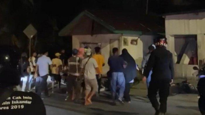 SCREENSHOOT - Potongan video screenshoot dari insiden penyerangan tiga rumah warga Weiguruguru Poka, Kecamatan Teluk Ambon, Sabtu (13/2/2021) pukul 20/30 Wit malam. Diduga penyerangan ini sebagai imbas dan reaksi atas meninggalnya Husin Suat atau Sein Ratuanik, mahasiswa Fakultas Teknik Unpatti, di Jembatan Merah Putih, Ambon, Kamis (11/2/2021) dini hari lalu.