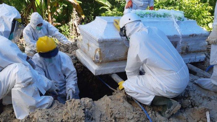 Proses pemakaman almarhuma FJK di TPU Hunuth, Senin sore (15/3/2021).