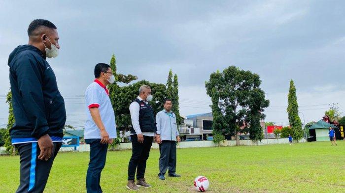 Kepala Dinas Pemuda dan Olahraga (Kadispora) Ambon, Ricard Luhukay saat seleksi calon pemain Jong Ambon FC di Lapangan Kompi B Rider 733/Masariku, Waiheru, Ambon, Senin (3/5/2021) sore.