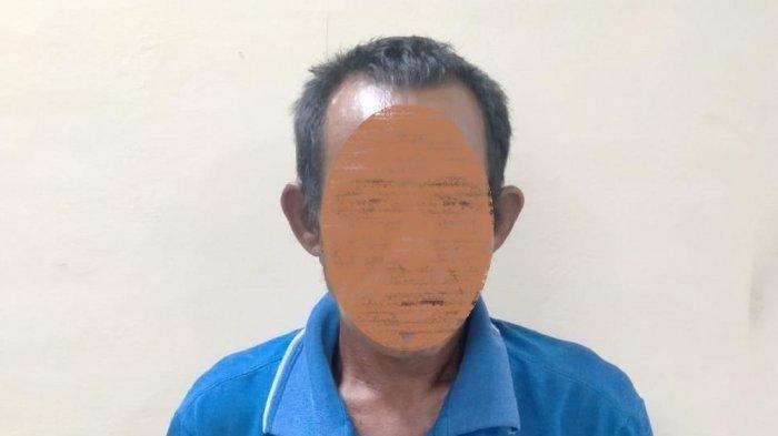 Kakek J atau Oyon (51)