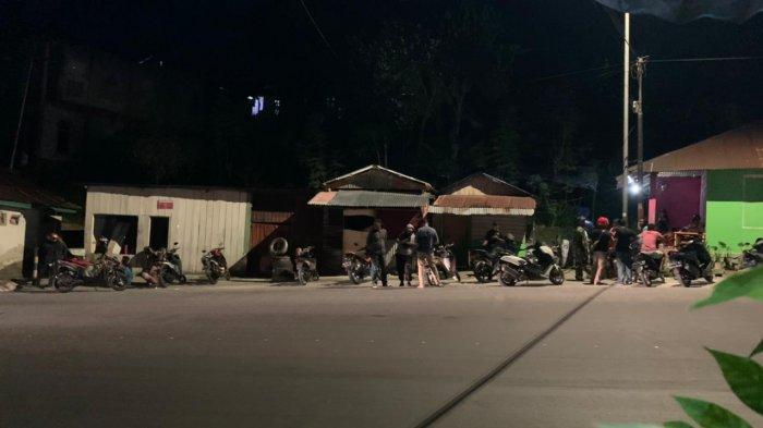 KAMPUNG WAIGURUGURU - Aparat Pori dan TNI siaga di depan tiga rumah dan bengkel yang diserang kelompok pemuda bermotor di kelokan Jembatan Waiguruguru, Poka, Kecamatan Teluk Ambon, Ambon, Sabtu (13/2//2021) pukul 20.21 Wit. Insiden ini diyakini sebagai lanjutan meninggalnya Husin Suat atau Sein Ratuanik (23), mahasiwa Unpatti Ambon, Kamis (11/2/2021) dini hari.