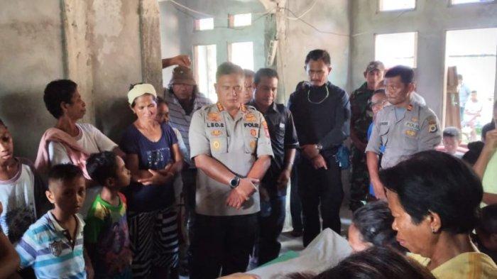 Kapolresta Pulau Ambon dan Pulau Lease, Kombes Leo Surya Nugraha Simatupang mengunjungi keluarga korban di Dusun Soa Belanda, Desa Haruku, Kecamatan Pulau haruku, Maluku Tengah. (Kontributor TribunAmbon.com /Fandy)