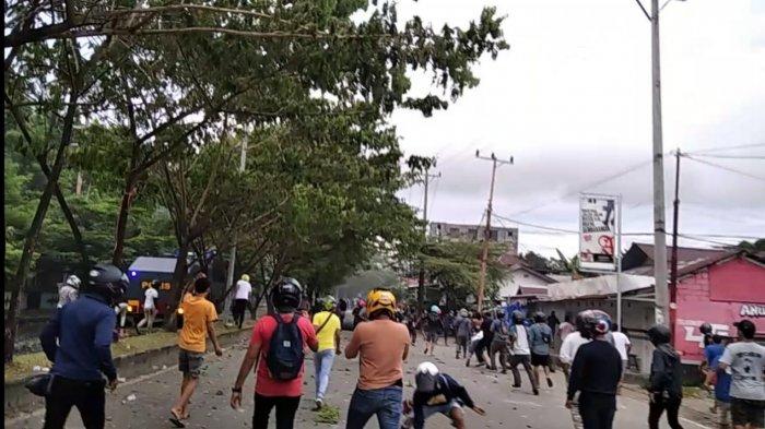 mahasiswa terlibat aksi lempar batu dalam aksi unjuk rasa menolak Omnibus Law di kampus Unpatti Ambon.