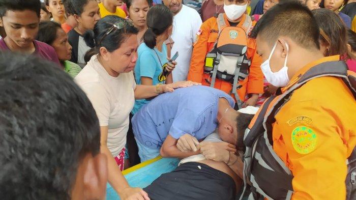 NELAYAN NUSAWINE - kerabat, keluarga dan tetangga di Kampung Airlouw, Negeri Nusawine, menyambut mayat Johan Watilete di bibir Pantai Latulahat, Nusaweine, Ambon, Minggu (14/2/2021). Watilete dinyatakan hilang sekiuar pukul 07.00 Wit, mayatnya ditemukan dalam oprasi SAR Ambon dan gabungan dengan warga.