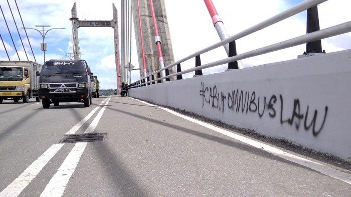 Pagar Jembatan Merah Putih juga dipenuhi coretan