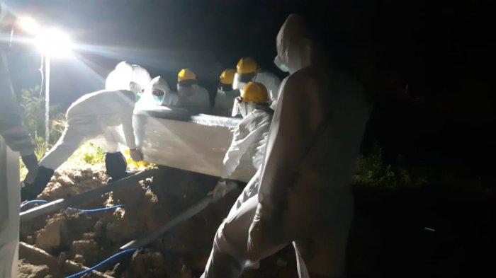 Proses pemakaman Almarhumah T di TPU Hunuth, Jumat (26/3/2021) malam.