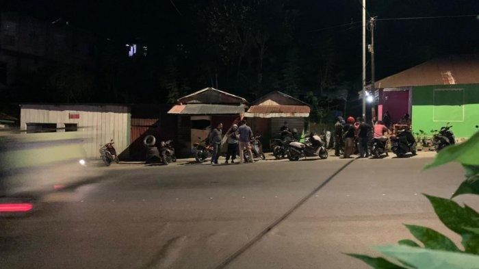 KAMPUNG WAIGURUGURU - Aparat Pori dan TNI siaga di depan tiga rumah dan bengkel yang diserang kelompok pemuda bermotor di kelokan Jembatan Waiguruguru, Poka, Kecamatan Teluk Ambon, Ambon, Sabtu (13/2//2021) pukul 20.21 Wit. Insiden ini diyakini sebagai lanjutan meninggalnya Husin Suat atau Sein Ratuanik (23), mahasiwa Unpatti Ambon, Kamis (11/2/2021) dini hari.
