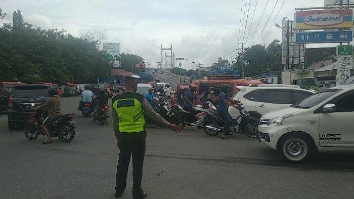 Polisi alihkan lalu lintas.