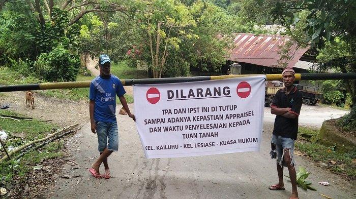 Portal masuk kawasan tersebut dirantai dan dipasangi spanduk pemberitahuan penutupan lokasi TPA