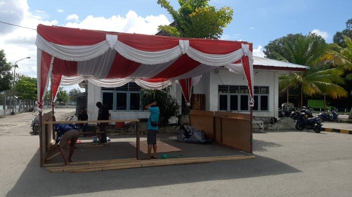 Anggota Polres Pulau Buru tengah membangun pos pengamanan di Pelabuhan Penyebrangan Namlea Kabupaten Buru, Rabu (27/4/2022).