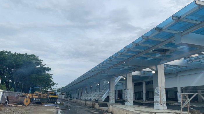 PROGRES BANDARA AMBON - Kendaraan alat berat masih parkir di halaman gedung utama Terminal Bandara Internasional Pattimura Ambon, Minggu (6/12/2020).