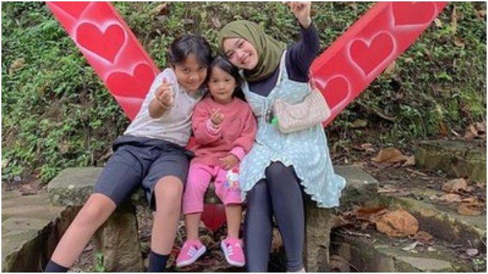 Putri Delina ajak Bintang, anak Teddy Liburan