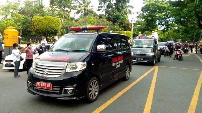 Rombongan Mobil jenazah diberikan penghormatan terakhir dari seluruh ASN Pemkot Ambon