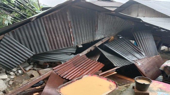 Rumah ambruk karena longsor di Tanah rata, Kota Ambon