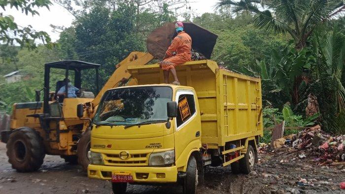 Tumpukan Sampah dikawasan Ahuru,Arbes kecamatan Sirimau Kota Ambon, Mulai dibersihkan Dinas Lingkungan Hidup dan Persampahan Kota Ambon.Kamis (5/8/2021)