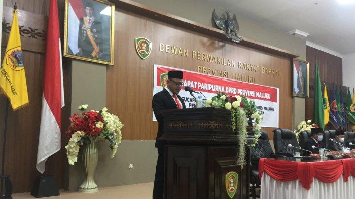 Sekda Maluku membacakan sambutan Gubernur Maluku Murad Ismail, di Ruang Rapat Paripurna DPRD Maluku, Rabu (31/3/2021) semalam.