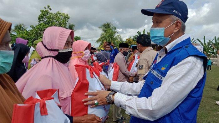 Pemerintah Namlea melalui Dinas Sosial Kabupaten Buru mulai mendistribusikan 500 paket bantuan sosial yang diberikan Presiden Republik Indonesia, Joko Widodo, Rabu (27/3/2021).